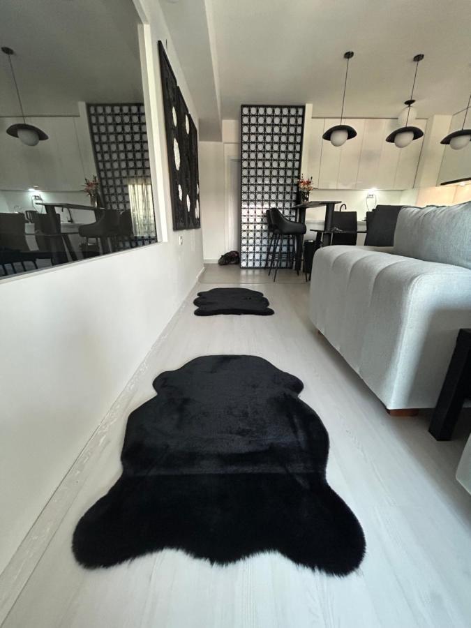 Sandev Apartments Black&White Stip Luaran gambar