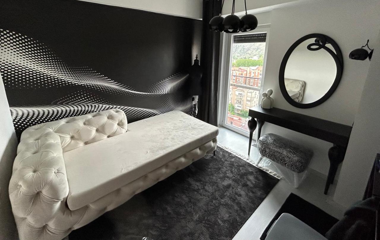 Sandev Apartments Black&White Stip Luaran gambar