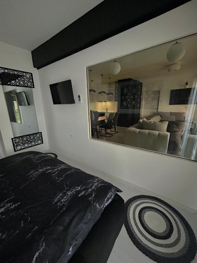 Sandev Apartments Black&White Stip Luaran gambar