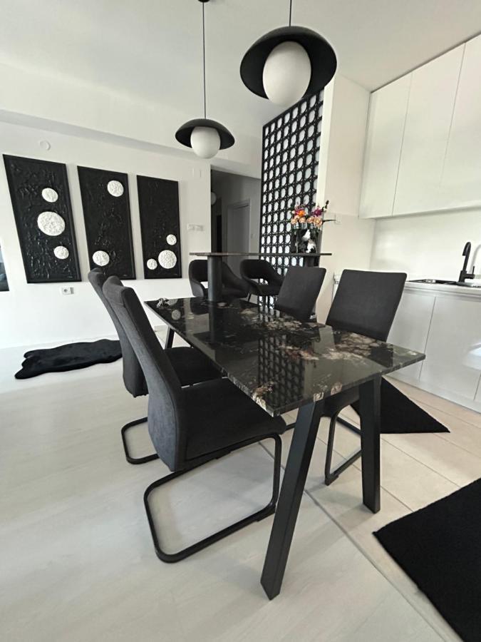 Sandev Apartments Black&White Stip Luaran gambar
