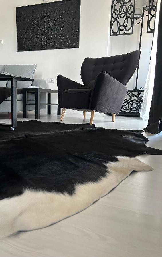 Sandev Apartments Black&White Stip Luaran gambar